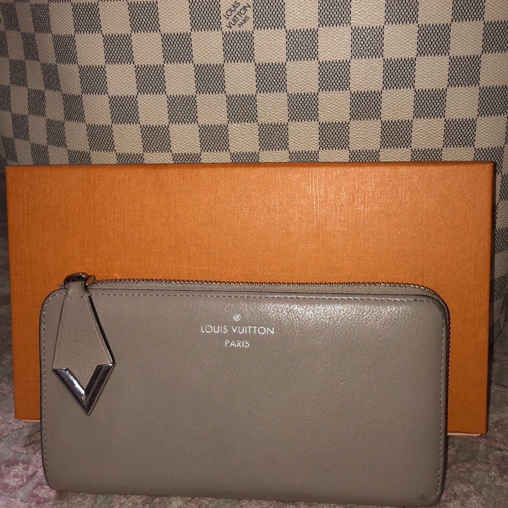 Louis Vuitton Leather comete wallet